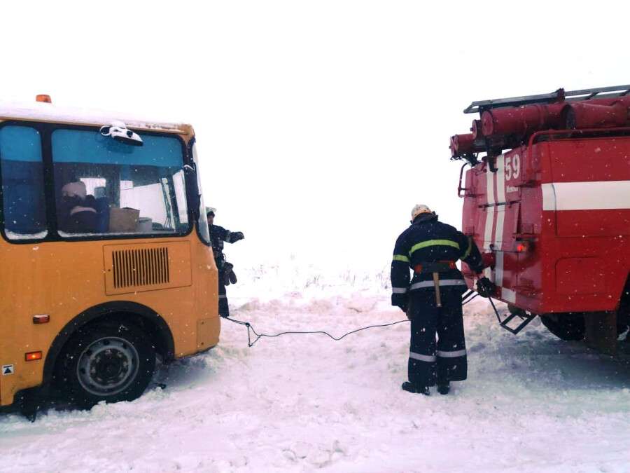 120220_Под Днепром спасатели вытянули школьный автобус.jpg