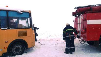 120220_Под Днепром спасатели вытянули школьный автобус.jpg