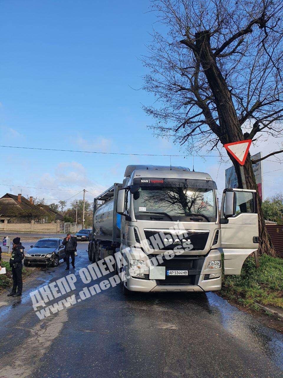 В Днепре на Ивана Мазепы фура смяла Daewoo: фото и подробности