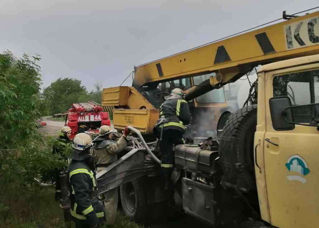 Пожар в липецке на чкалова. Автокраны горящий. Кран задел лэп. Горит автокран. Огонь на кране.