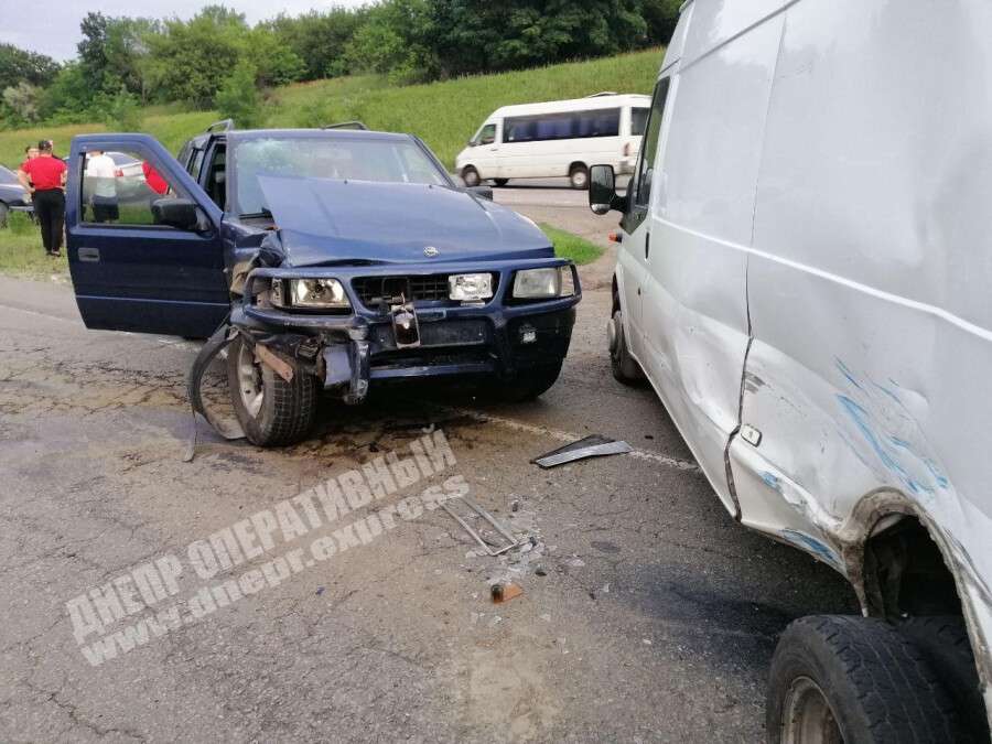 Недалеко от Днепра на Криворожском шоссе Opel врезался в микроавтобус: двое пострадавших, Новости Днепра