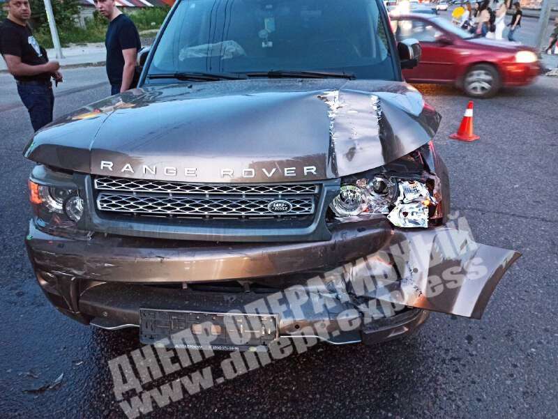 В Днепре на Запорожском шоссе Mercedes врезался в Land Rover
