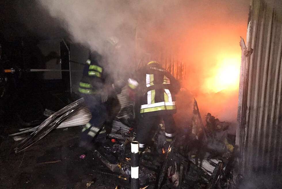 В Кривом Роге горел Центральный рынок: огонь уничтожил 22 торговых павильона (видео)