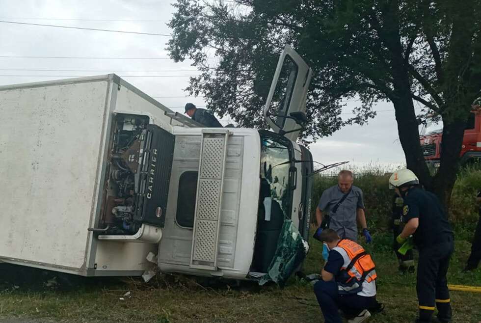 В Днепре на Донецком шоссе грузовик вылетел в кювет: водитель погиб на месте. Новости Днепра