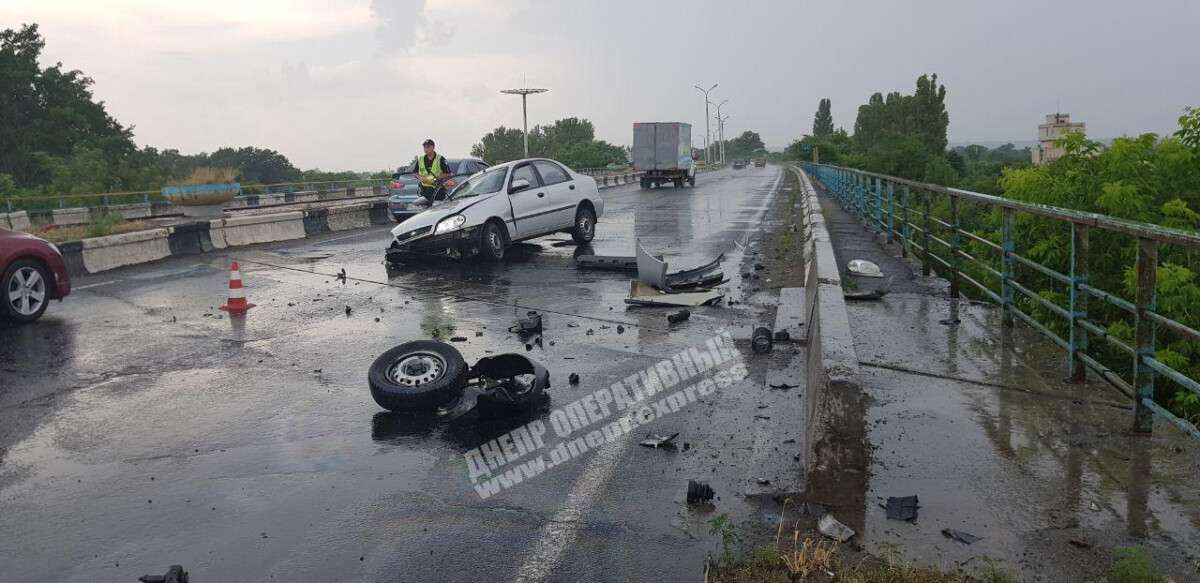 Под Днепром на трассе Daewoo на скорости врезался в отбойник, Новости Днепра