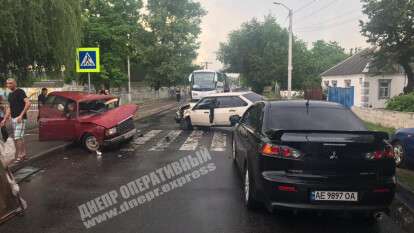 В Днепре на Большой Диевской в районе школы жесткое ДТП: есть пострадавший, Новости Днепра