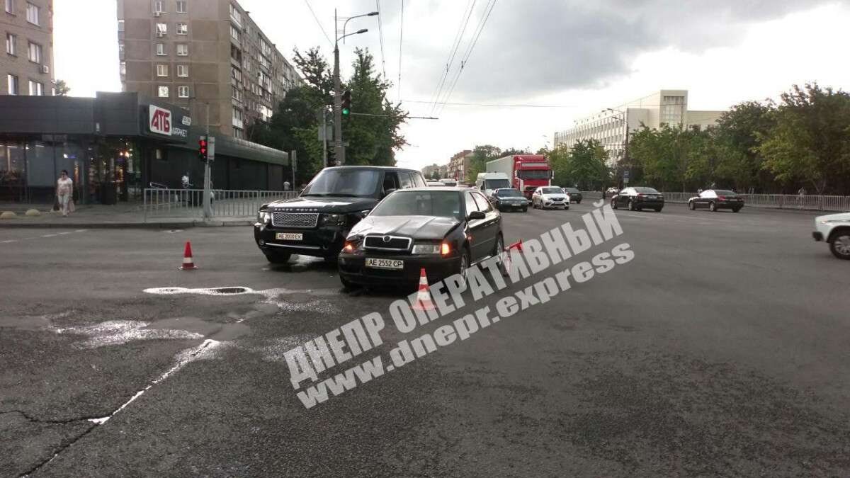 В Днепре на Слобожанском проспекте Range Rover влетел в Skoda, есть пострадавшие, новости Днепра