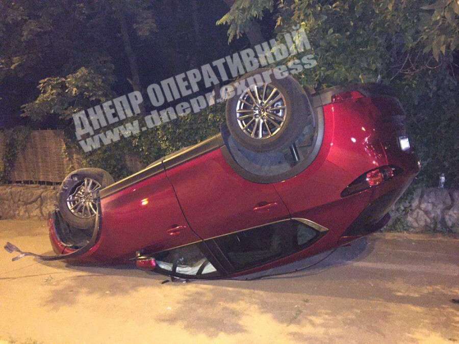 В Днепре на Чернышевского Mazda вылетела на тротуар и перевернулась, видео момента аварии. Новости Днепра