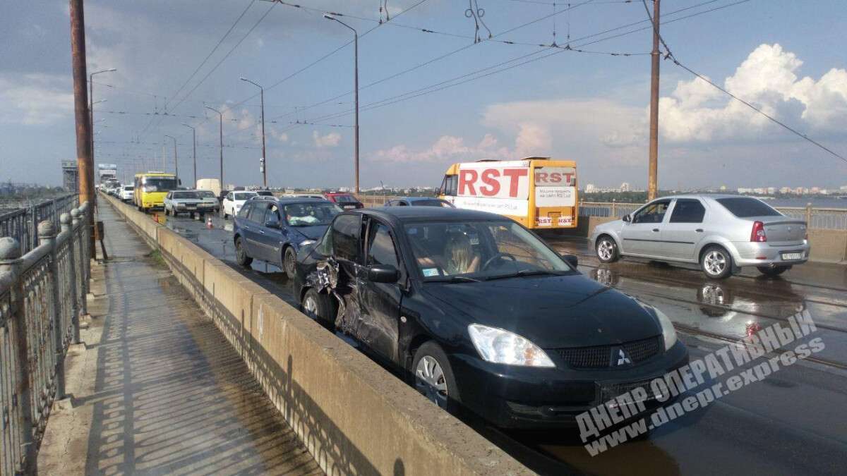 В Днепре на Амурском мосту столкнулись Mitsubishi и Renault, Новости Днепра