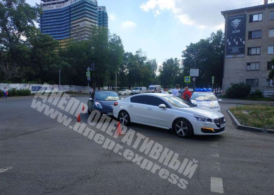 В Днепре на Сичеславской Набережной Nissan врезался в Peugeot. Новости Днепра