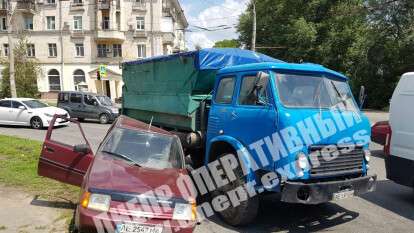 В Днепре на Криворожской грузовик смял Таврию. Новости Днепра