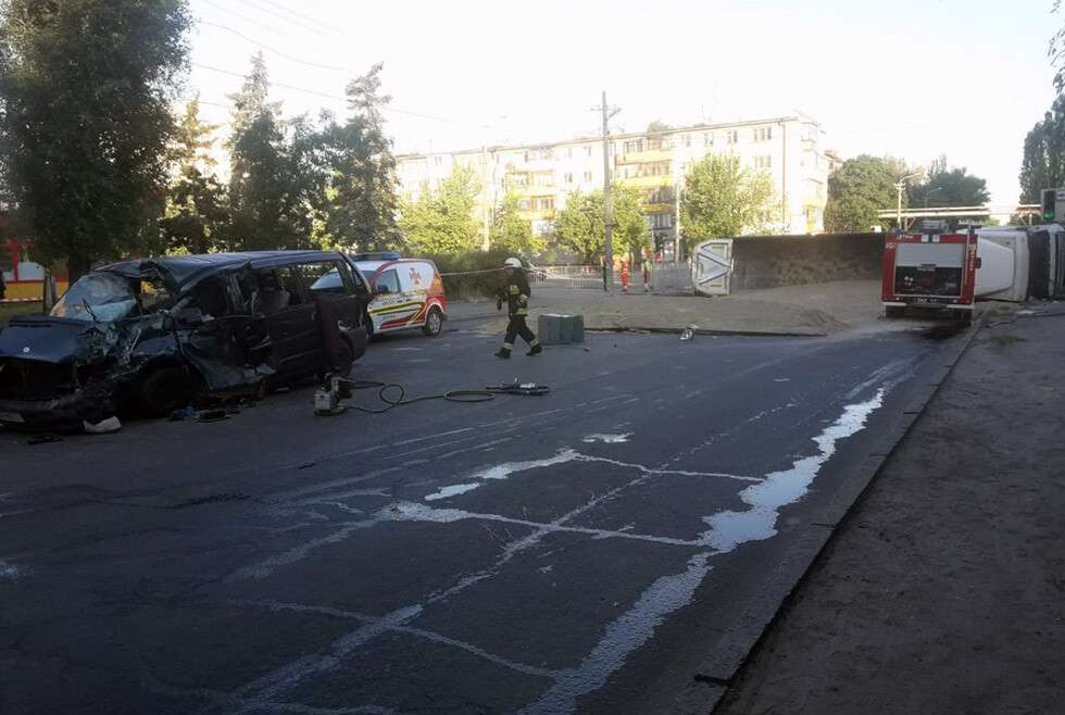 В Днепре на Байкальской столкнулись грузовик и микроавтобус: погиб водитель, пострадали двое детей, Новости Днепра
