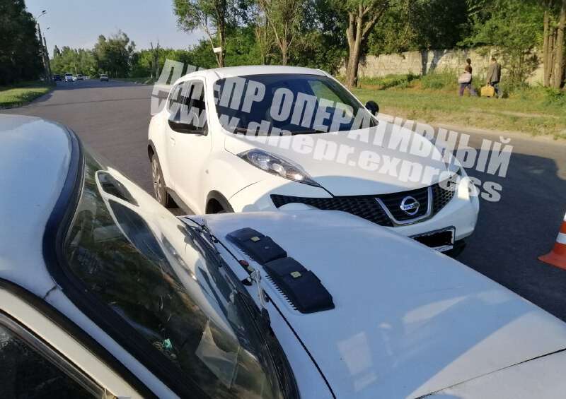 В Днепре на Богдана Хмельницкого ВАЗ врезался в Nissan. Новости Днепра