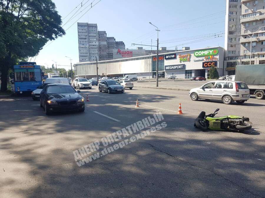 В Днепре на Запорожском шоссе BMW сбил мотороллер, Новости Днепра