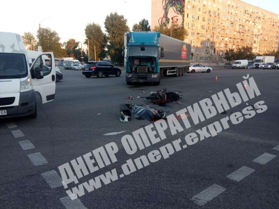 В Днепре на Слобожанском проспекте мотоциклист влетел в фуру, мужчина погиб. Новости Днепра