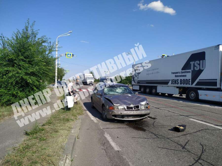 В Днепре на Полтавском шоссе BMW сбил мотоциклиста, мужчина погиб на месте. Новости Днепра