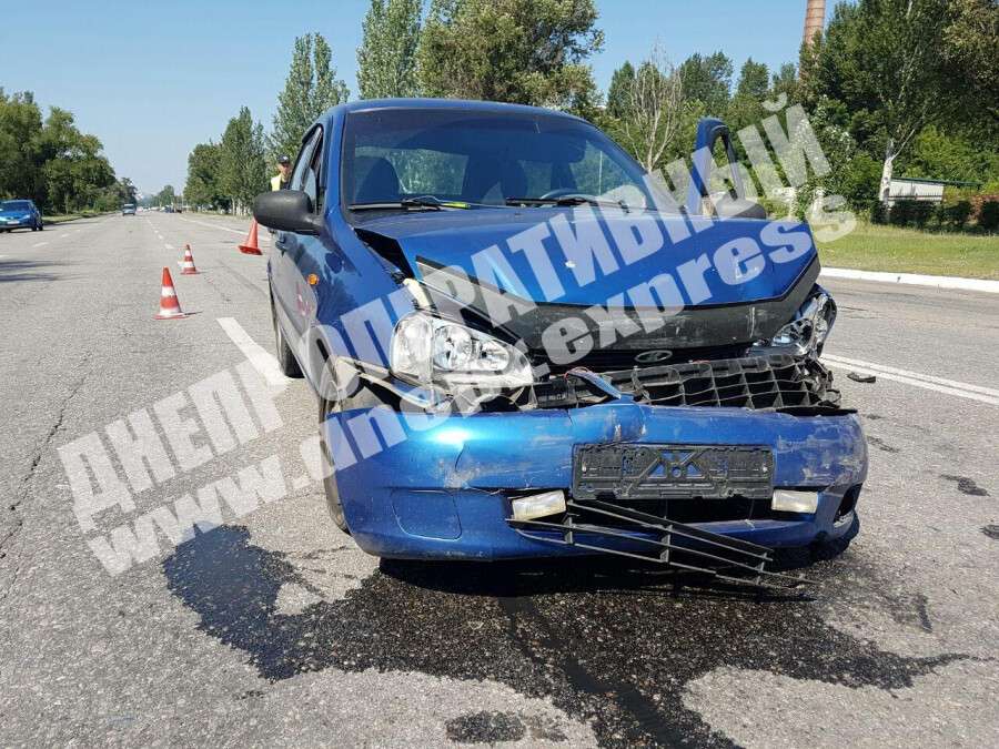 В Днепре на Маршала Малиновского Lada врезалась в Volkswagen, есть пострадавшие. Новости Днепра