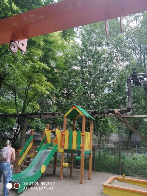 В Днепре на Тополе украли качели с детской площадки