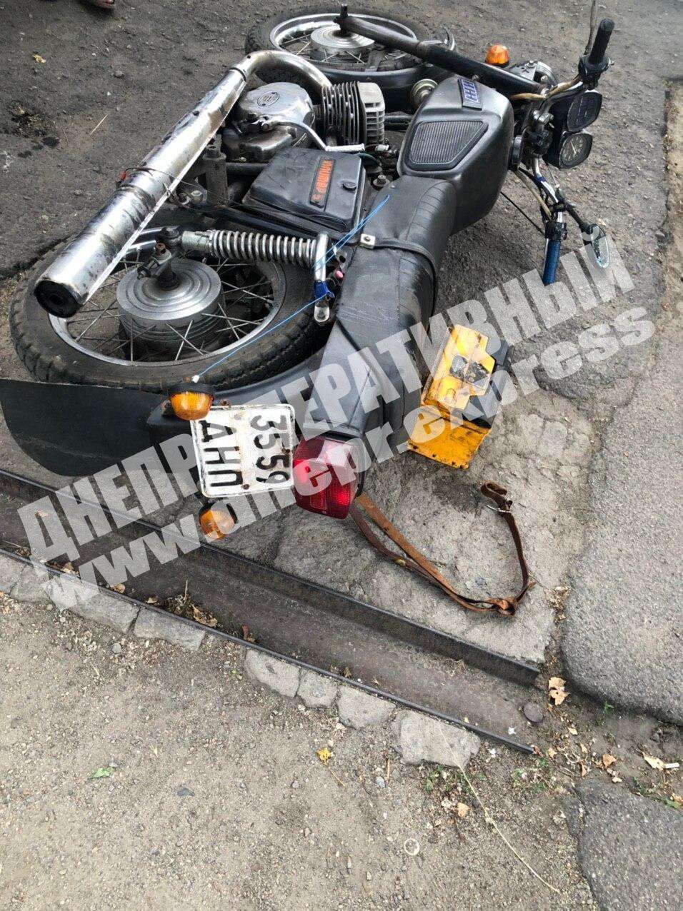 В Днепре на проспекте Яворницкого мотоциклист сбил пешехода и скрылся с места ДТП, женщину госпитализировали. Новости Днепра