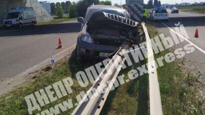 В Днепре на Донецком шоссе Toyota на скорости влетела в отбойник. Новости Днепра