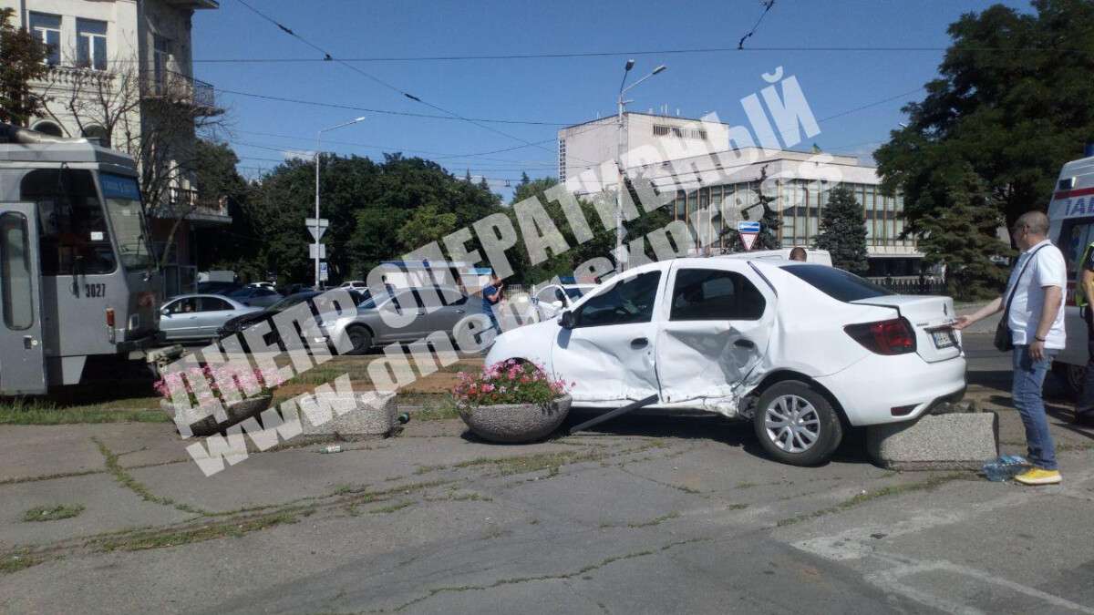 В Днепре на проспекте Яворницкого Renault врезался в Mazda, движение затруднено. Новости Днепра