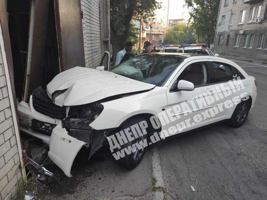 В Днепре на Гоголя иностранец за рулем Chrysler влетел в гараж, есть пострадавший. Новости Днепра