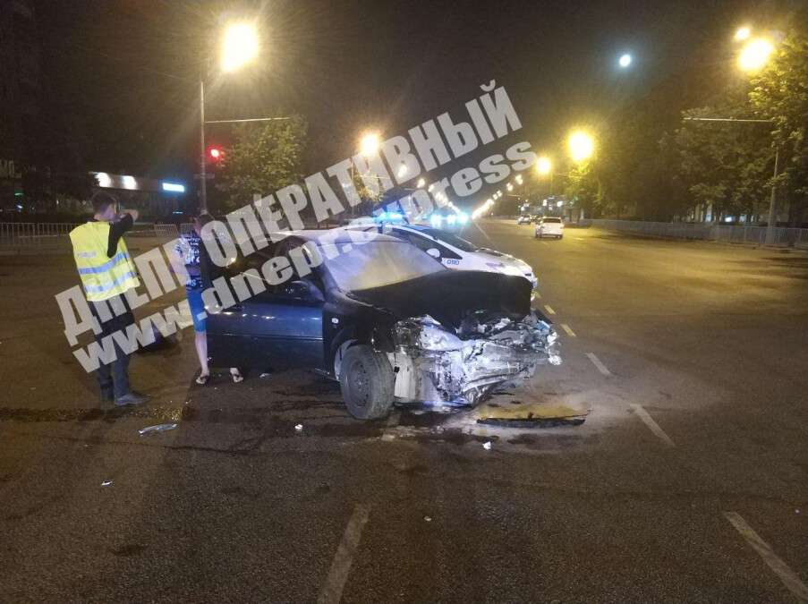 В Днепре на Слобожанском проспекте Chevrolet врезался в Opel, есть пострадавшие. Новости Днепр