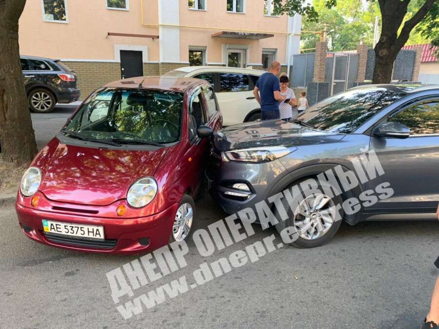В Днепре на Грушевского автоледи врезалась в припаркованный Hyundai. Новости Днепра