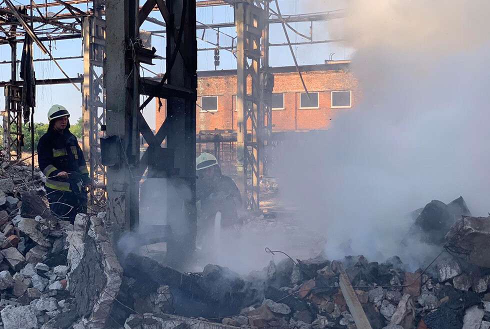 В Днепре сегодня горело здание, пожар тушили 9 спасателей. Новости Днепра