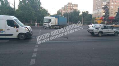 В Днепре на Слобожанском проспекте Renault протаранил ВАЗ.jpg