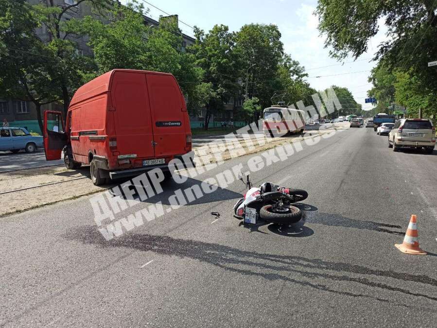 В Днепре на Богдана Хмельницкого мотоциклист влетел в микроавтобус, мужчину госпитализировали. Новости Днепра