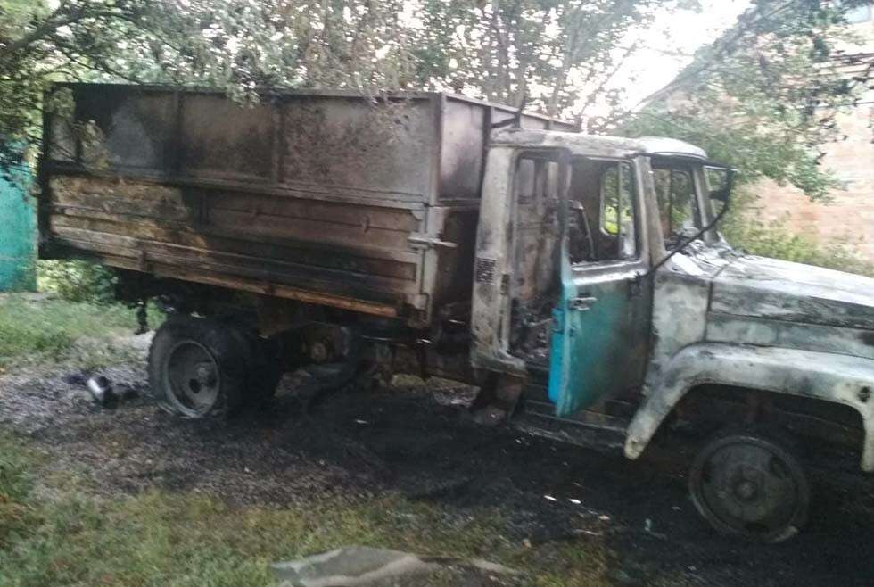 На Днепропетровщине во дворе частного дома загорелся грузовик.jpg
