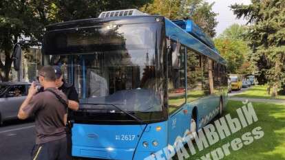 В Днепре на проспекте Гагарина троллейбус выехал на газон, водитель потерял сознание:. Новости Днепра