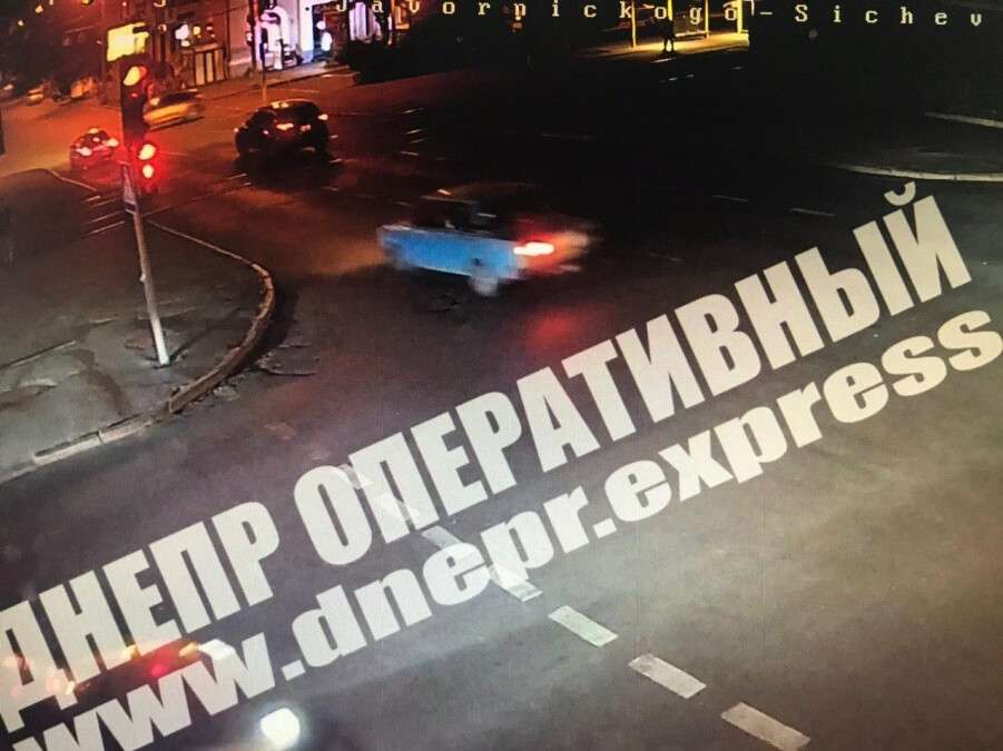 В Днепре на Яворницкого ловкий водитель летает на красный сигнал светофора. Новости Днепра