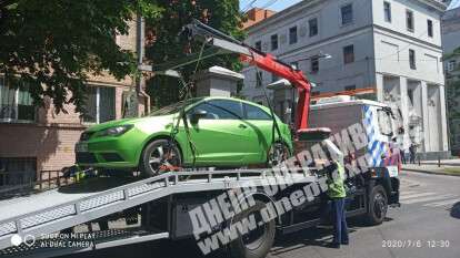 В Днепре вчера эвакуировали 26 авто, припаркованных с нарушениям. Новости Днепа