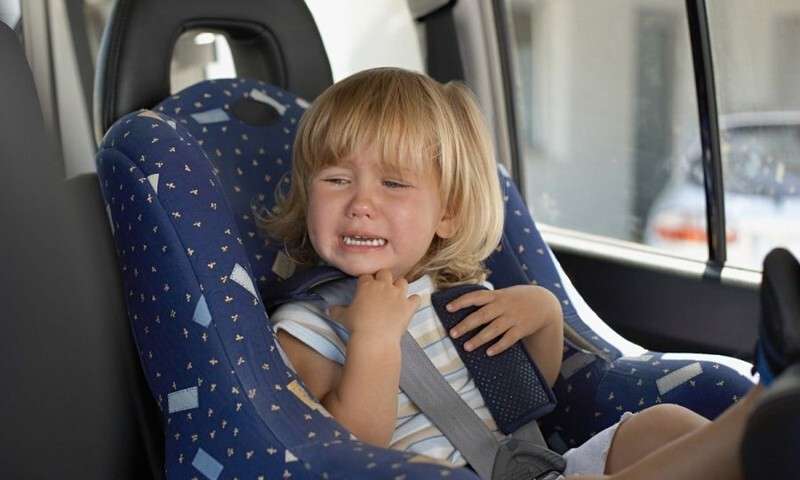 В Кривом Роге безответственные родители в жару оставили малышку в закрытой машине.jpg