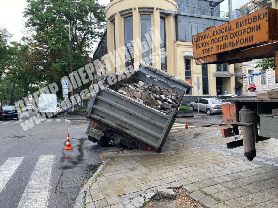 В Днепре на Яворницкого провалился грузовик с тротуарной плиткой. Новости Днепра