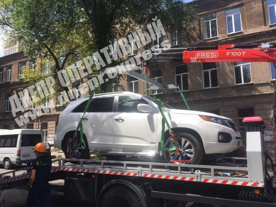 В Днепре вчера эвакуировали 14 авто, припаркованных с нарушениями. Новости Днепра