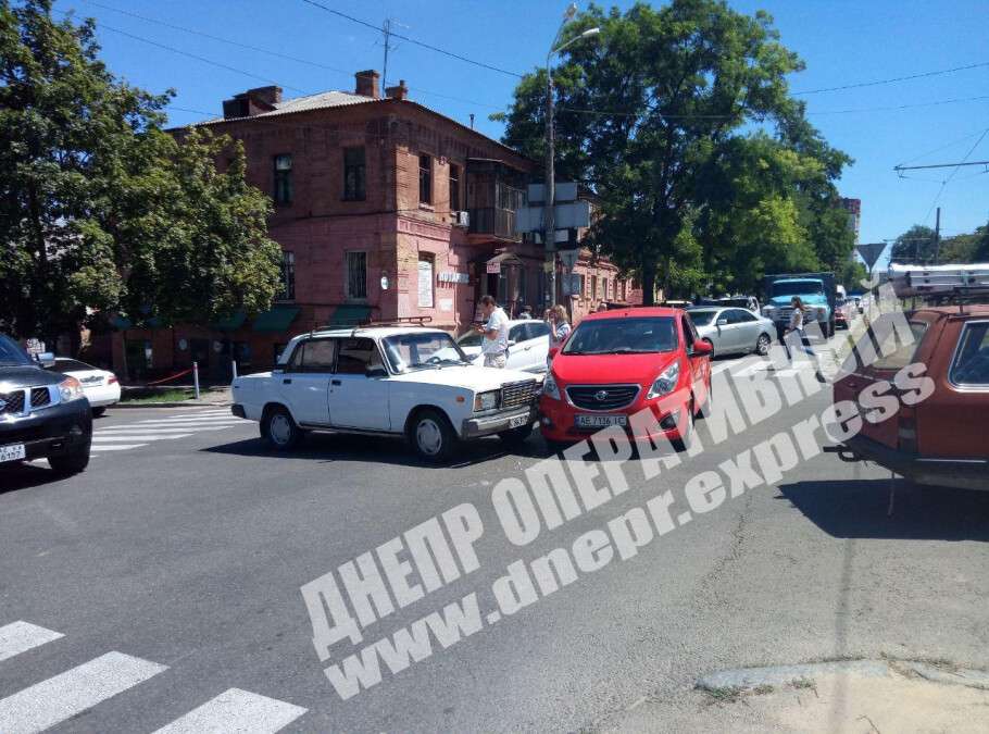 В Днепре на Святослава Хороброго Ravon врезался в Жигули. Новости Днепра