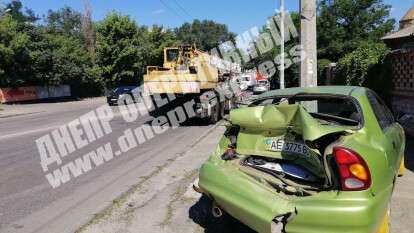 В Днепре на проспекте Пушкина автокран врезался в припаркованный Daewoo, пассажира забрала скорая. Новости Днепра