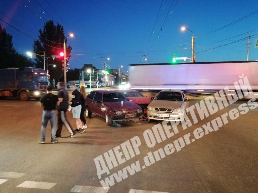 В Днепре на Донецком шоссе столкнулись 3 машины. Новости Днепра