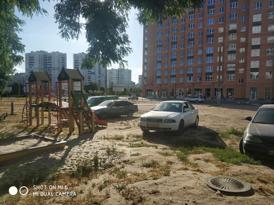 парковка на детской площадке2.jpg