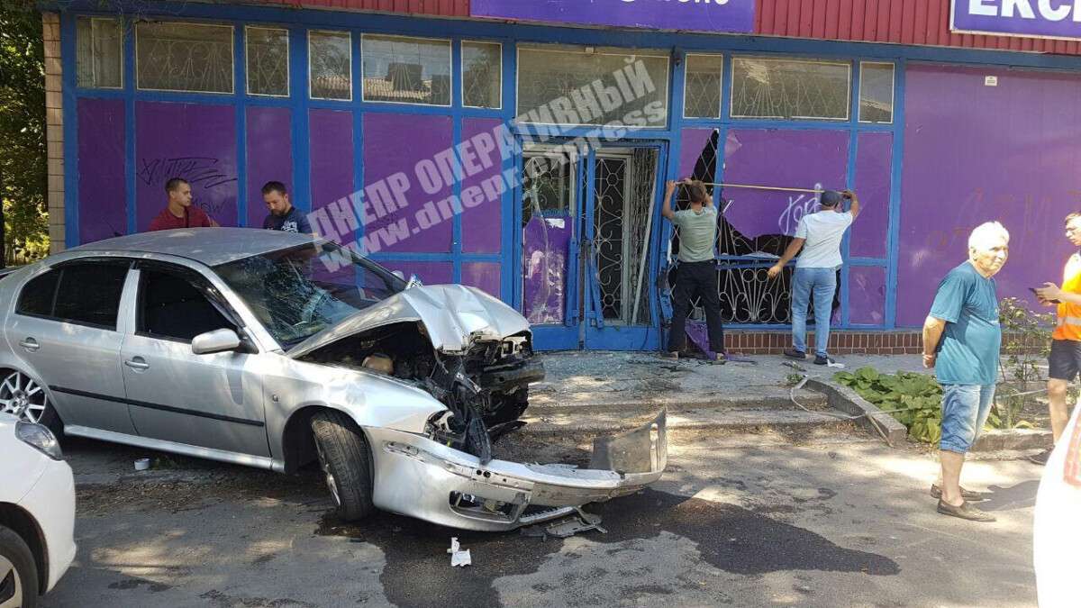 В Днепре на улице Каруны автомобиль Skoda врезался в здание представительства Автолюкс, Новости Днепра
