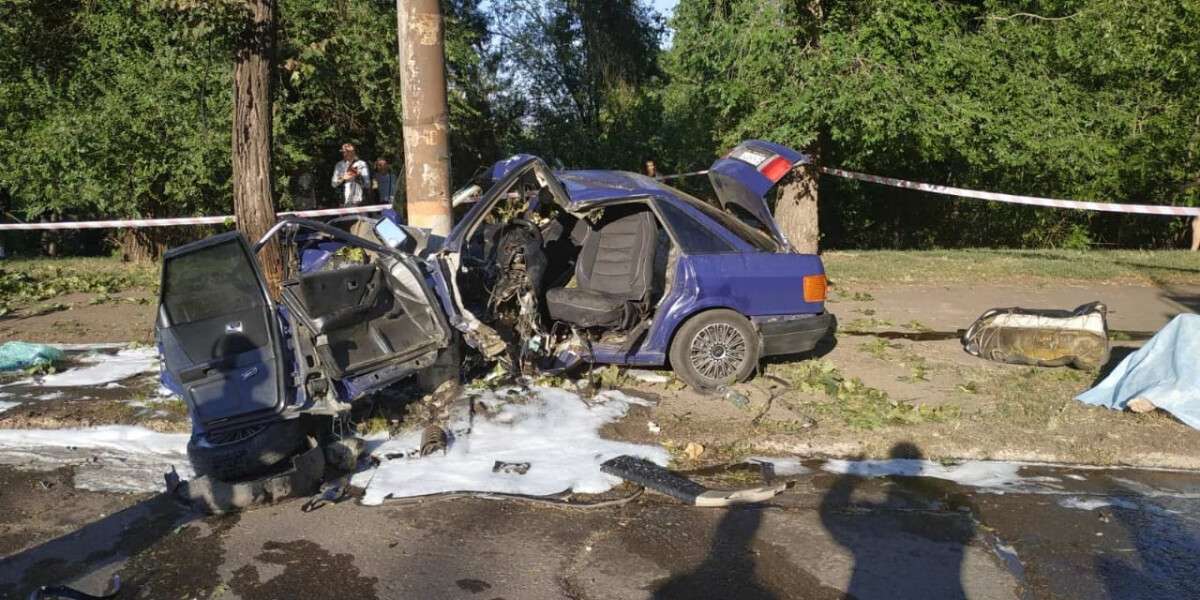 На Днепропетровщине автомобиль Audi врезался в столб: водитель погиб на месте, Новости Днепра