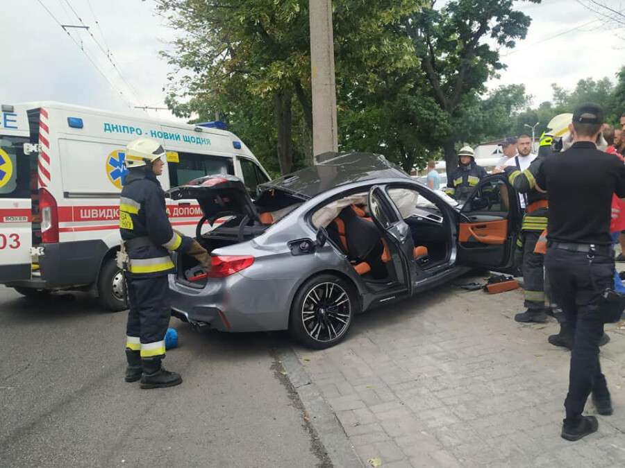 В Днепре на Набережной Победы BMW на скорости врезался в столб: водитель погиб, Новости Днепра
