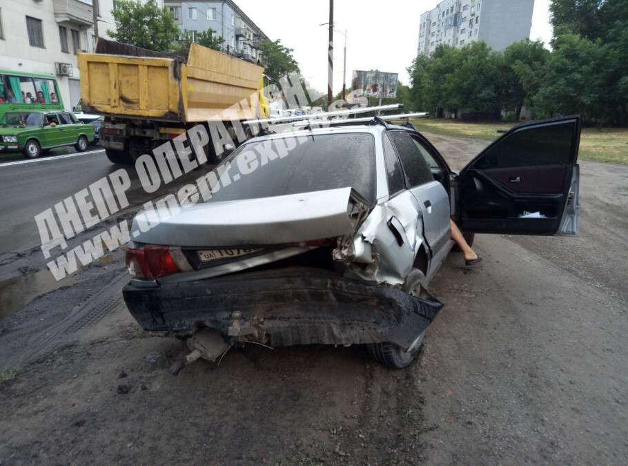 В Днепре на Мануйловском проспекте столкнулись три автомобиля. Новости Днепра
