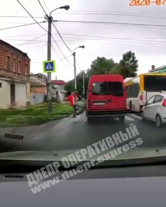 В Днепре пешеход ударил ногой микроавтобус, нарушивший ПДД, Новости Днепра