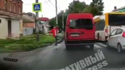 В Днепре пешеход ударил ногой микроавтобус, нарушивший ПДД, Новости Днепра