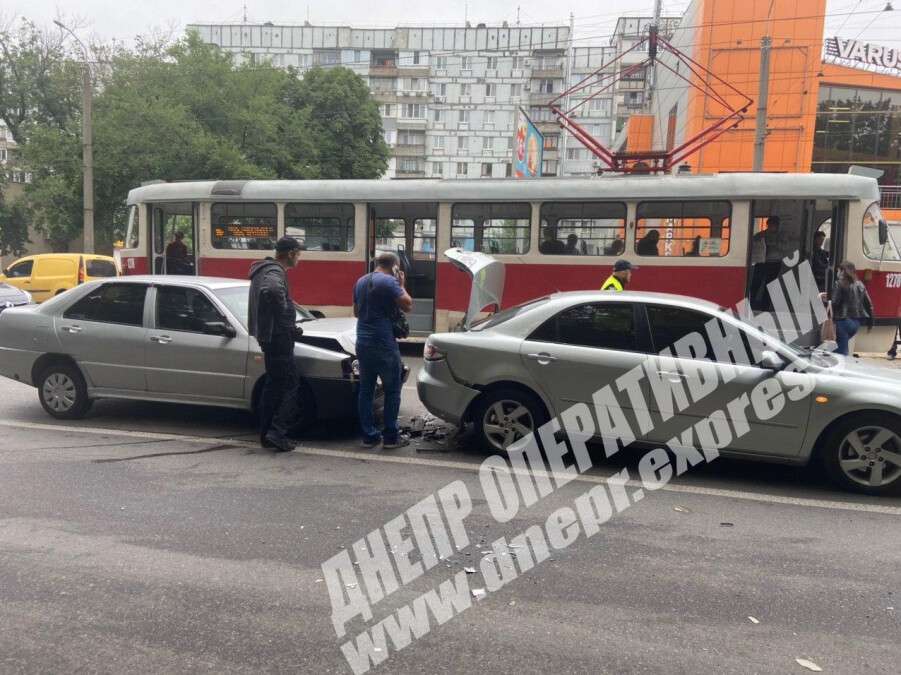В Днепре на проспекте Богдана Хмельницкого Chery столкнулась с Mazda. Новости Днепра