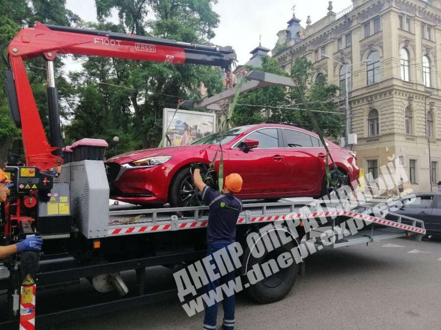 В Днепре вчера эвакуировали 18 автомобилей, припаркованных с нарушениями. Новости Днепра